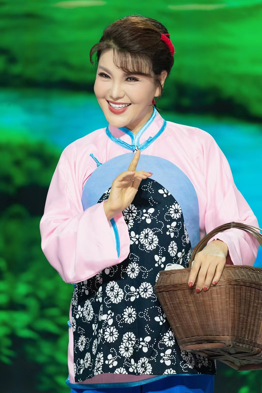 歌手 烏蘭圖雅.jpg