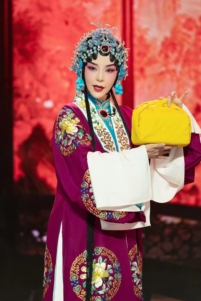 節目主持人 朱迅.jpg